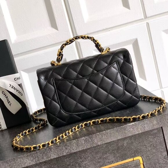 Classic CHANEL Bag: A Stylish and Versatile Choice for Elegance - Picture 4 of 9